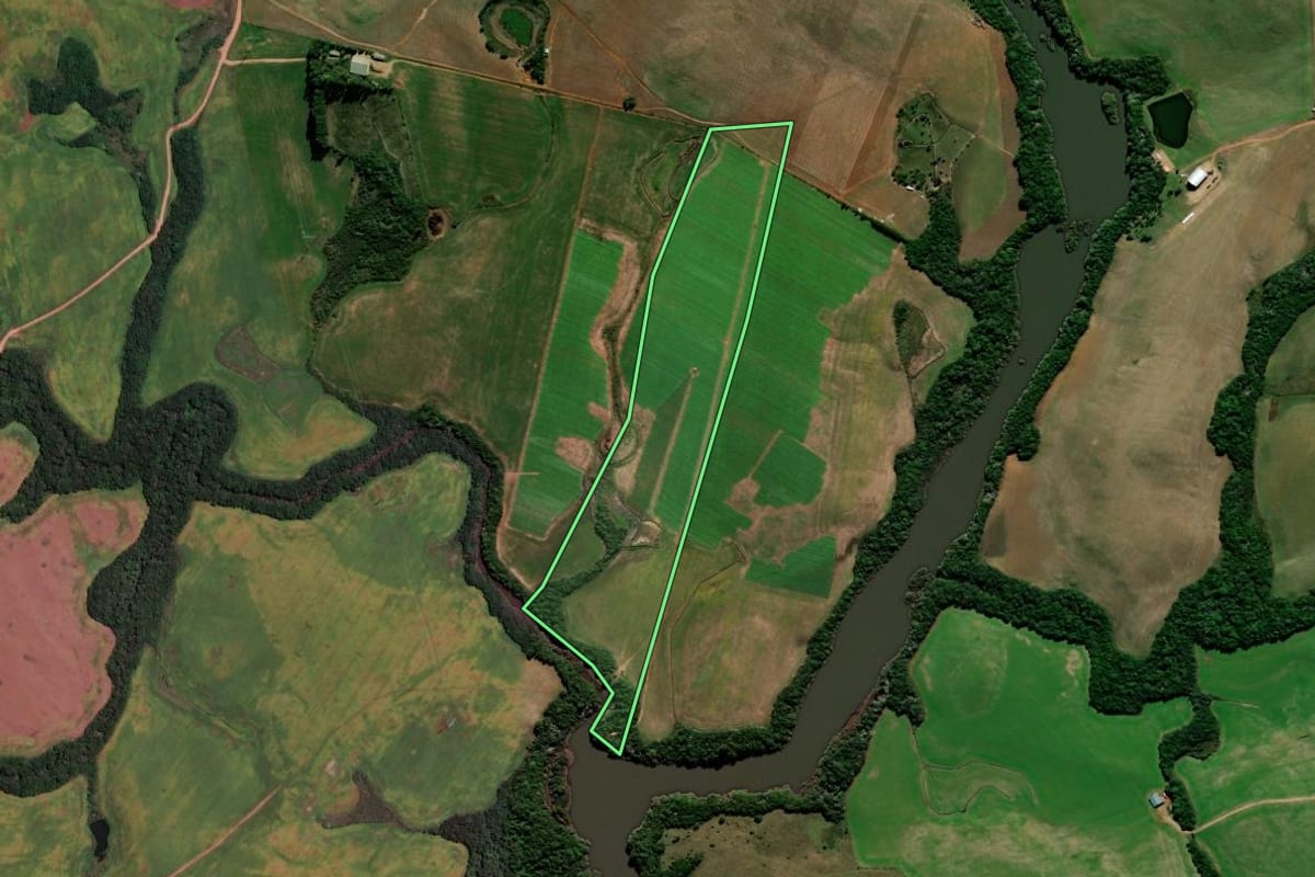 Imagem de satélite do imóvel rural em Quevedos (RS), com o contorno declarado no CAR desenhado por cima.