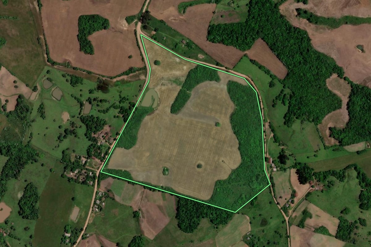 Imagem de satélite do imóvel rural em Quevedos (RS), com o contorno declarado no CAR desenhado por cima.