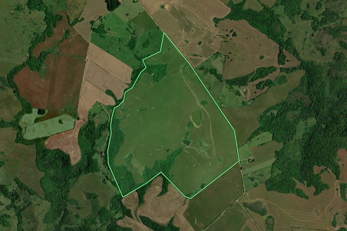 Imagem de satélite do imóvel rural em Quevedos (RS), com o contorno declarado no CAR desenhado por cima.