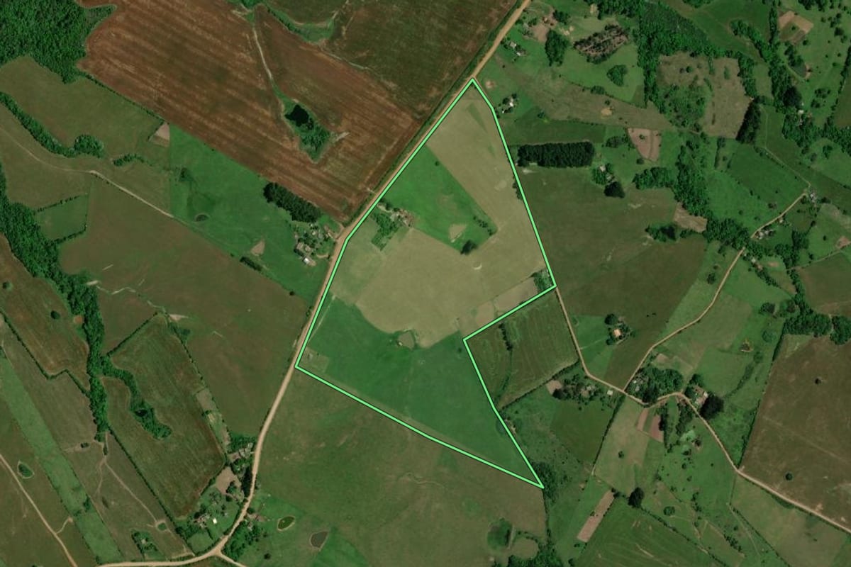 Imagem de satélite do imóvel rural em Quevedos (RS), com o contorno declarado no CAR desenhado por cima.