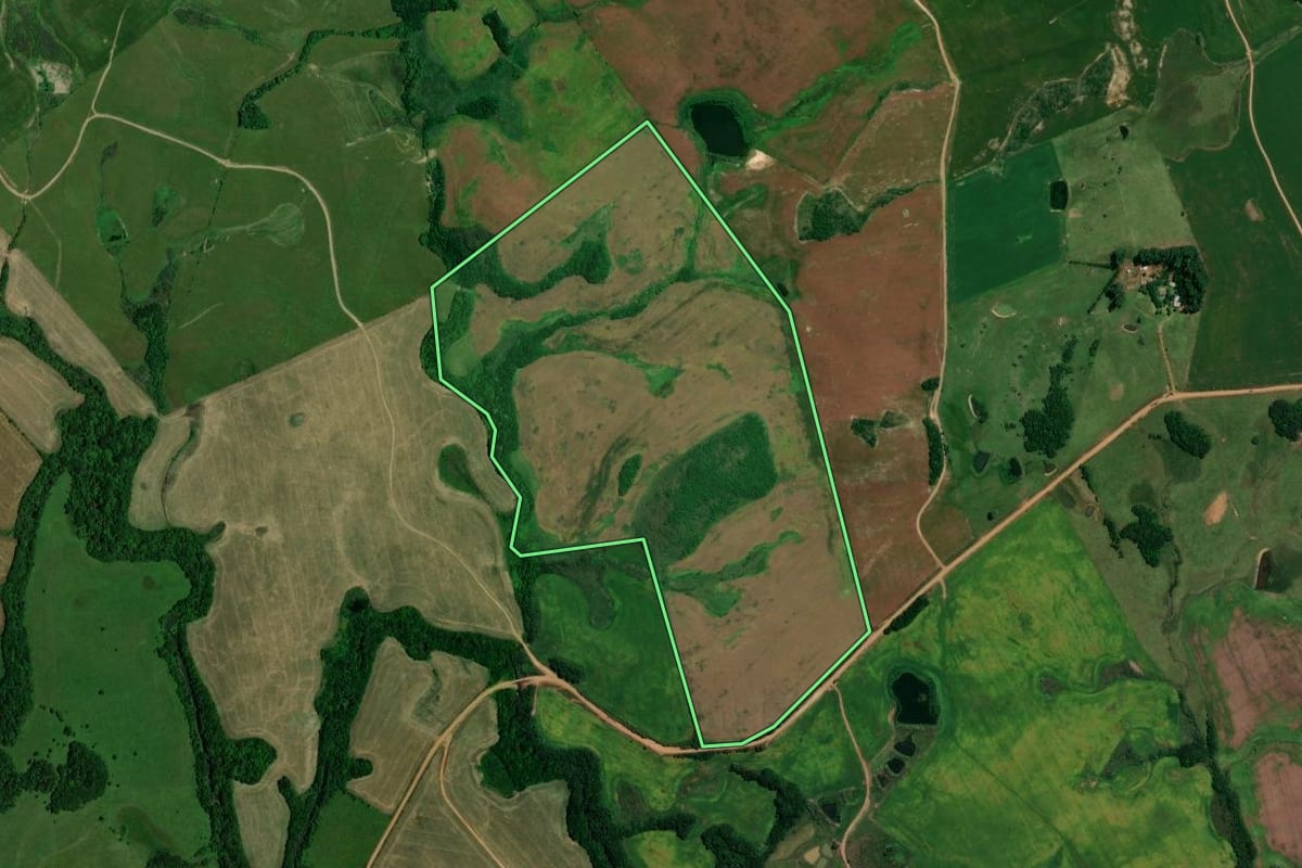 Imagem de satélite do imóvel rural em Quevedos (RS), com o contorno declarado no CAR desenhado por cima.