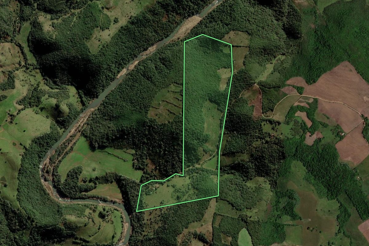 Imagem de satélite do imóvel rural em Quevedos (RS), com o contorno declarado no CAR desenhado por cima.