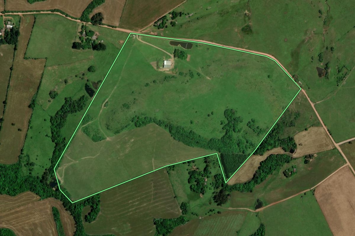 Imagem de satélite do imóvel rural em Quevedos (RS), com o contorno declarado no CAR desenhado por cima.