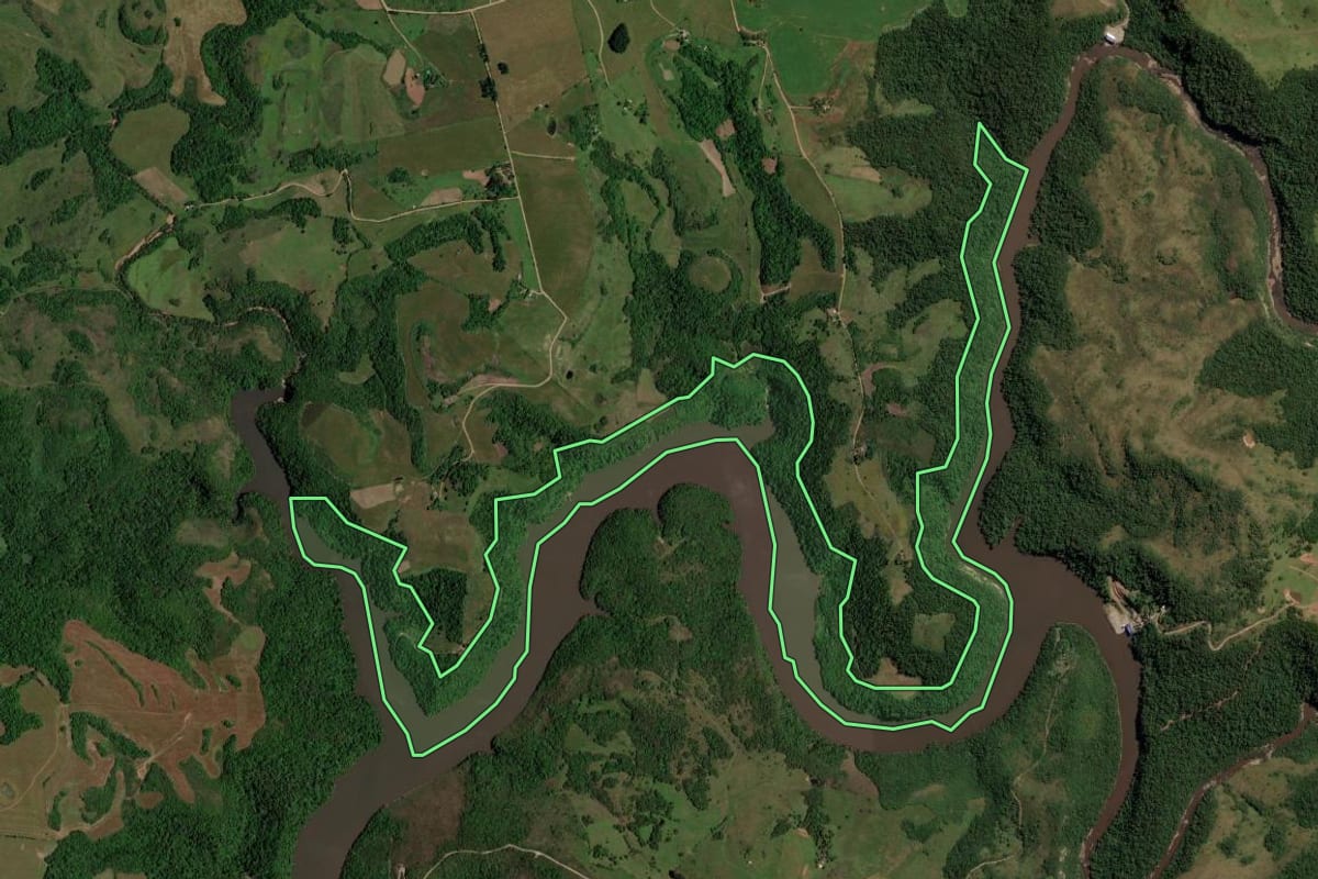 Imagem de satélite do imóvel rural em Quevedos (RS), com o contorno declarado no CAR desenhado por cima.