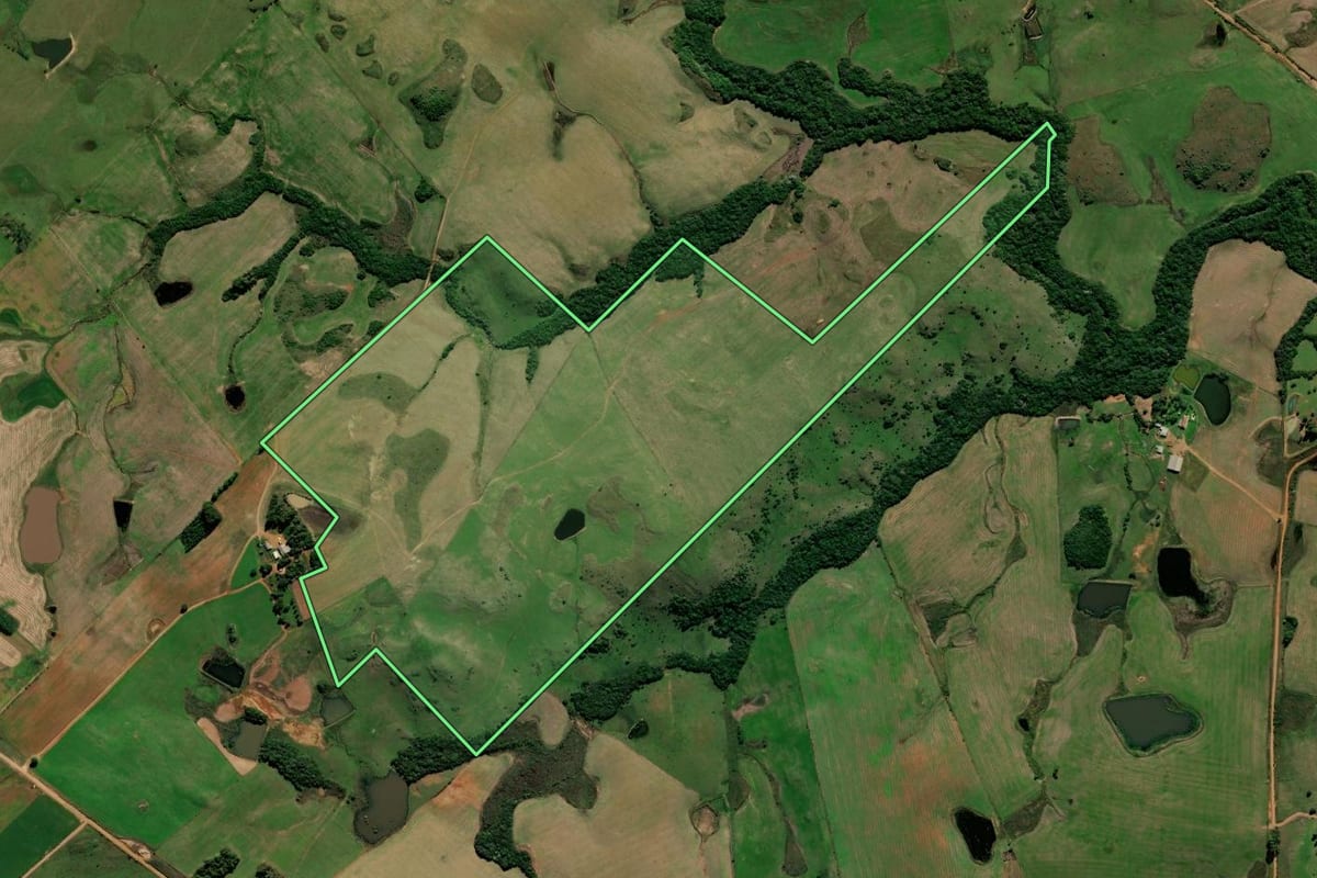 Imagem de satélite do imóvel rural em Quevedos (RS), com o contorno declarado no CAR desenhado por cima.