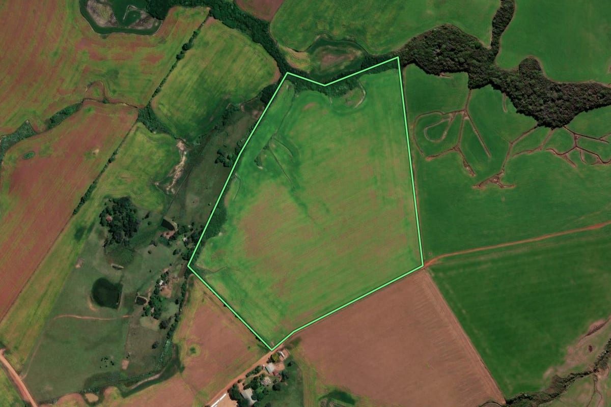 Imagem de satélite do imóvel rural em Quevedos (RS), com o contorno declarado no CAR desenhado por cima.