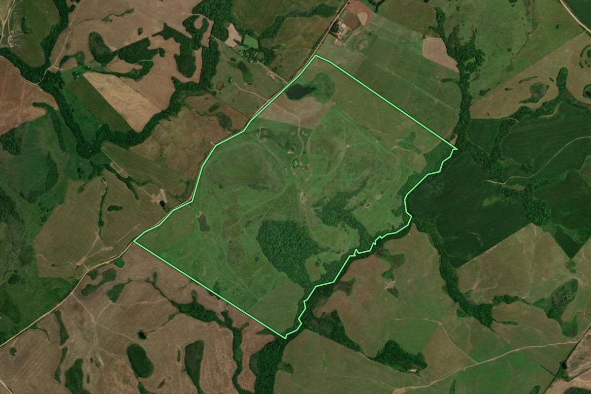 Imagem de satélite do imóvel rural em Quevedos (RS), com o contorno declarado no CAR desenhado por cima.