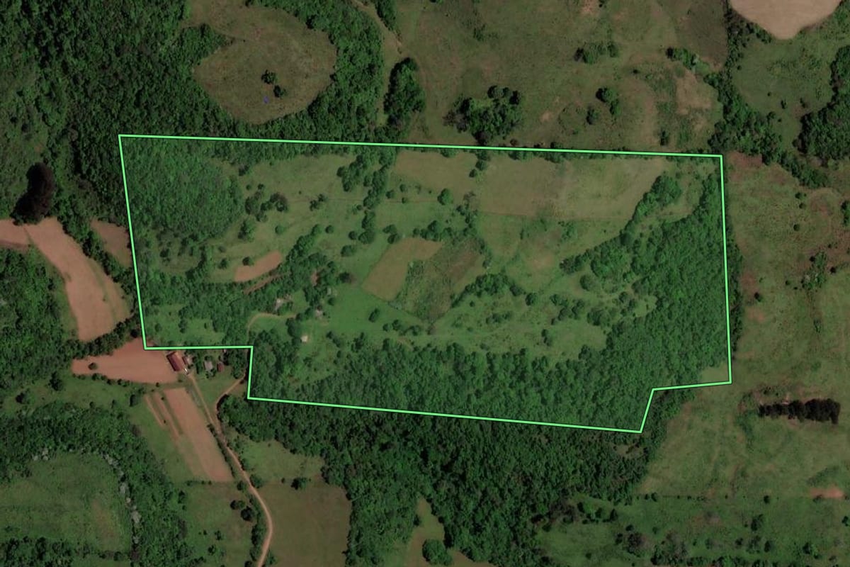 Imagem de satélite do imóvel rural em Quevedos (RS), com o contorno declarado no CAR desenhado por cima.