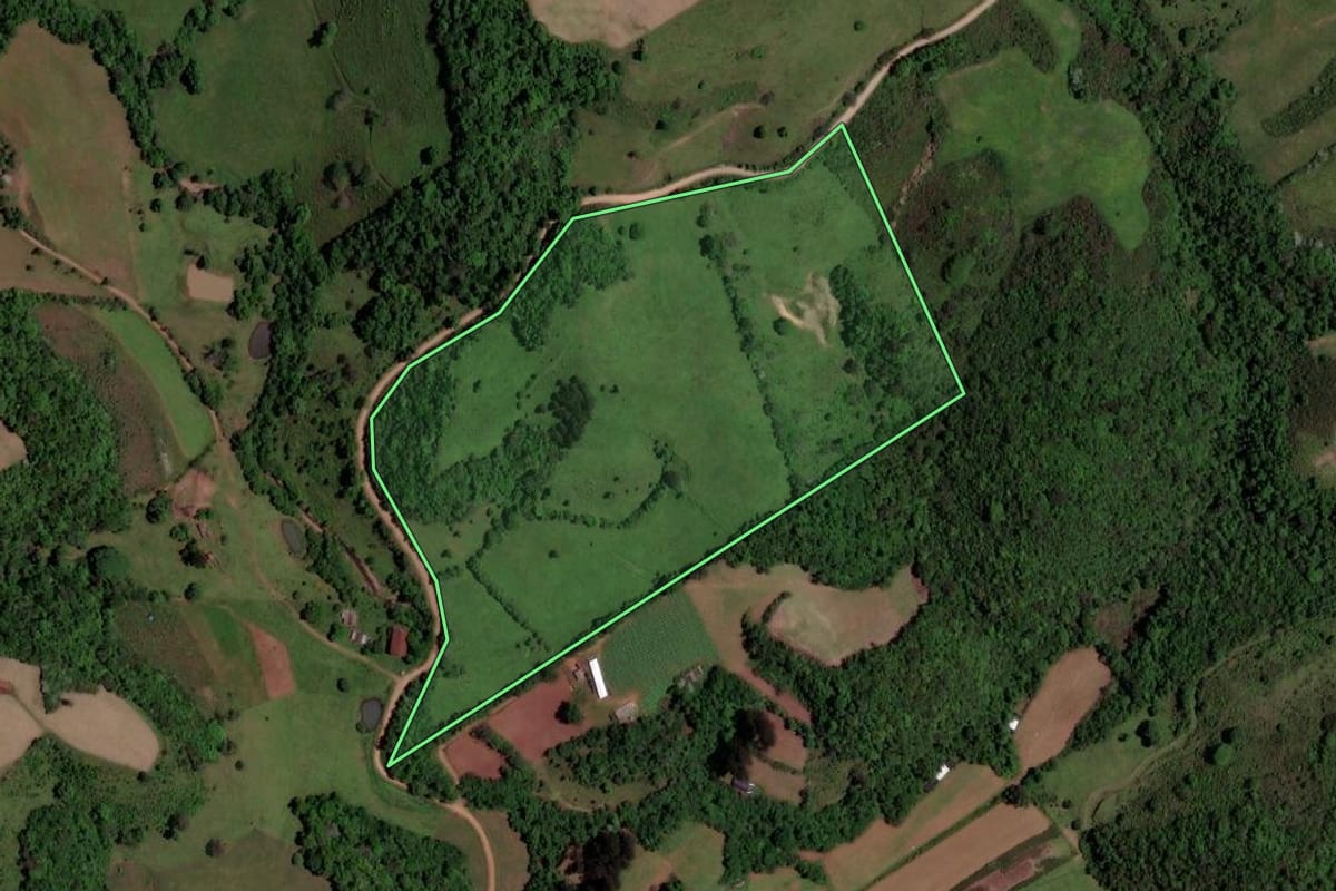 Imagem de satélite do imóvel rural em Quevedos (RS), com o contorno declarado no CAR desenhado por cima.
