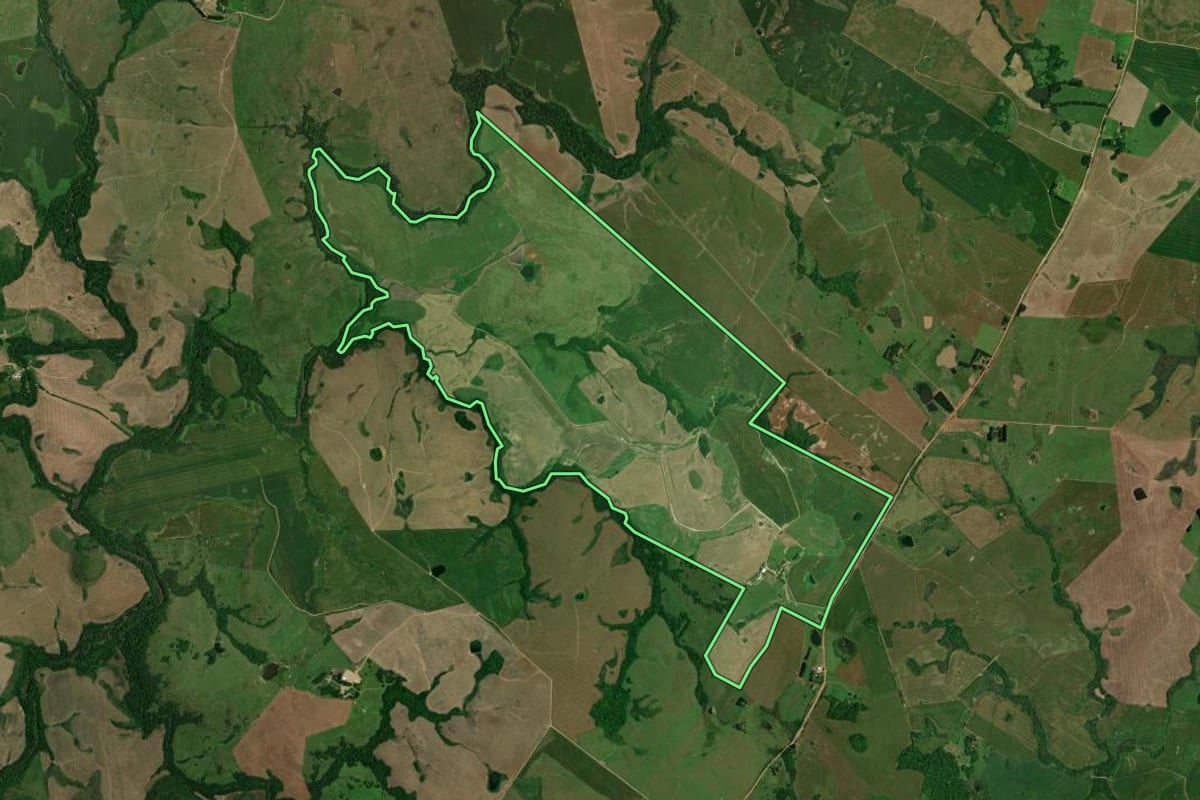 Imagem de satélite do imóvel rural em Quevedos (RS), com o contorno declarado no CAR desenhado por cima.