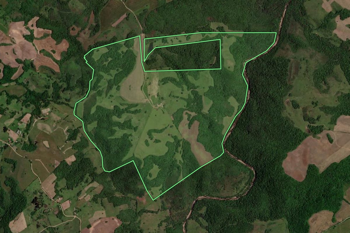 Imagem de satélite do imóvel rural em Quevedos (RS), com o contorno declarado no CAR desenhado por cima.