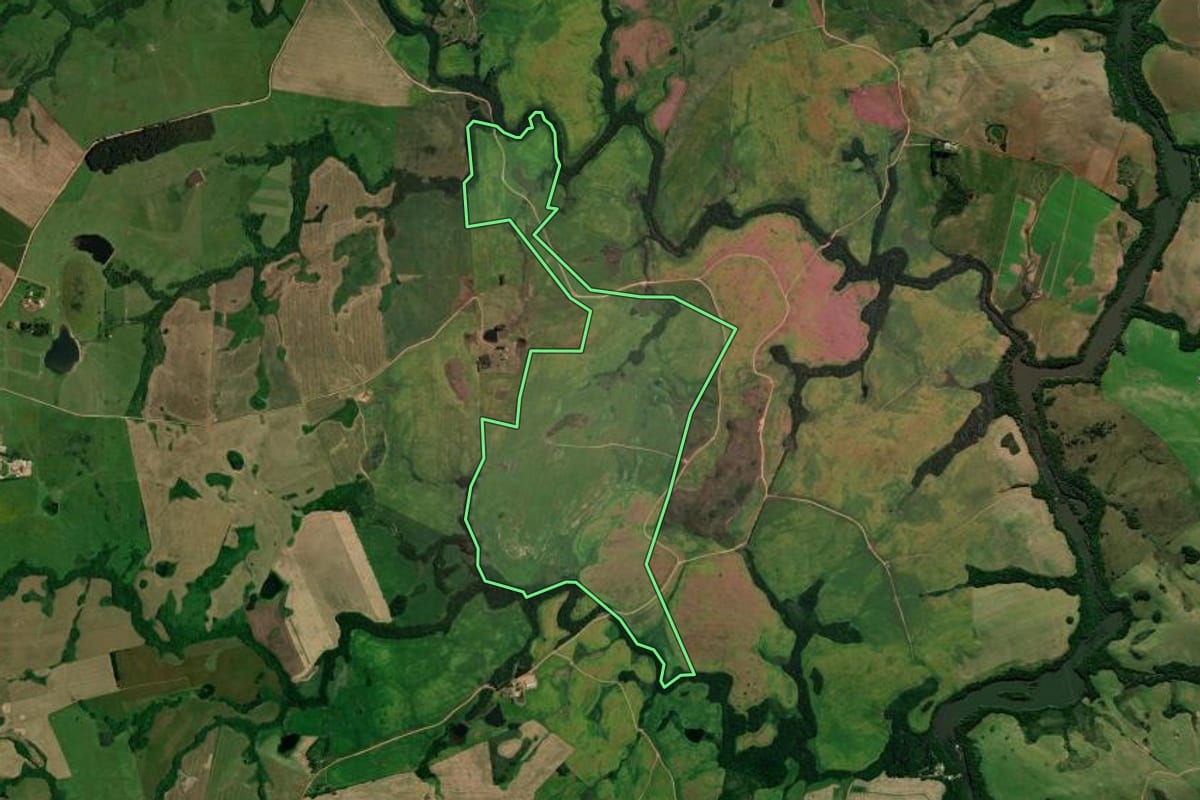 Imagem de satélite do imóvel rural em Quevedos (RS), com o contorno declarado no CAR desenhado por cima.