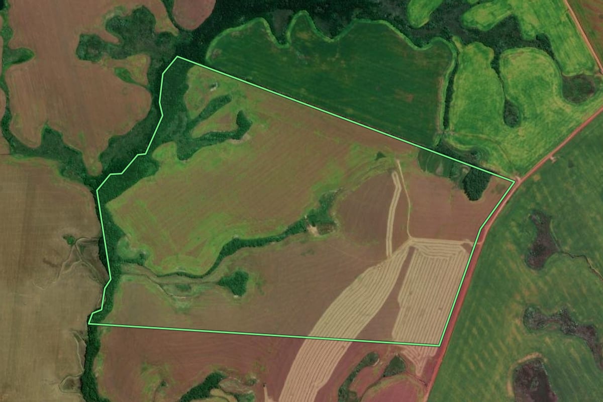 Imagem de satélite do imóvel rural em Quevedos (RS), com o contorno declarado no CAR desenhado por cima.