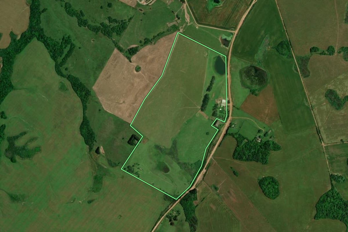 Imagem de satélite do imóvel rural em Quevedos (RS), com o contorno declarado no CAR desenhado por cima.