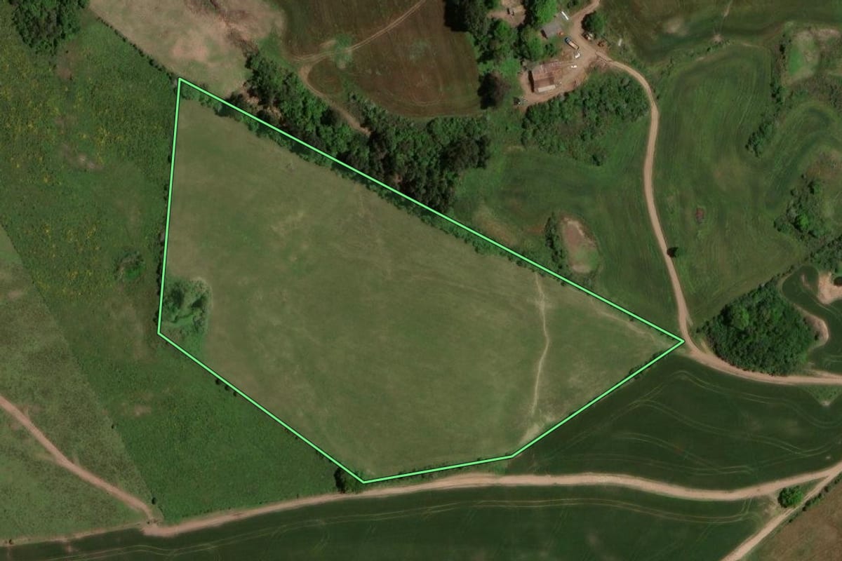 Imagem de satélite do imóvel rural em Quevedos (RS), com o contorno declarado no CAR desenhado por cima.