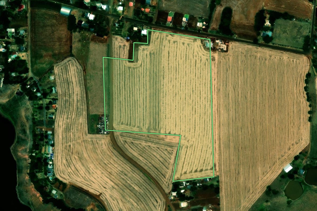 Imagem de satélite do imóvel rural em Quinze de Novembro (RS), com o contorno declarado no CAR desenhado por cima.