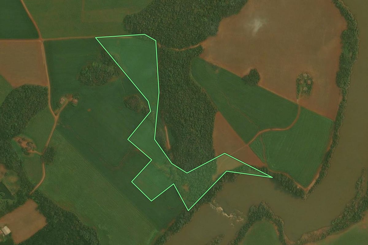 Imagem de satélite do imóvel rural em Quinze de Novembro (RS), com o contorno declarado no CAR desenhado por cima.