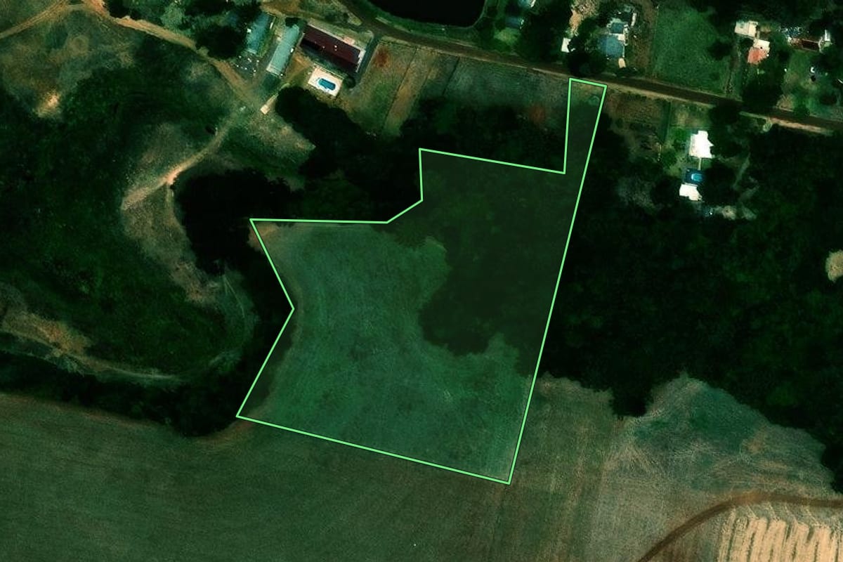 Imagem de satélite do imóvel rural em Quinze de Novembro (RS), com o contorno declarado no CAR desenhado por cima.