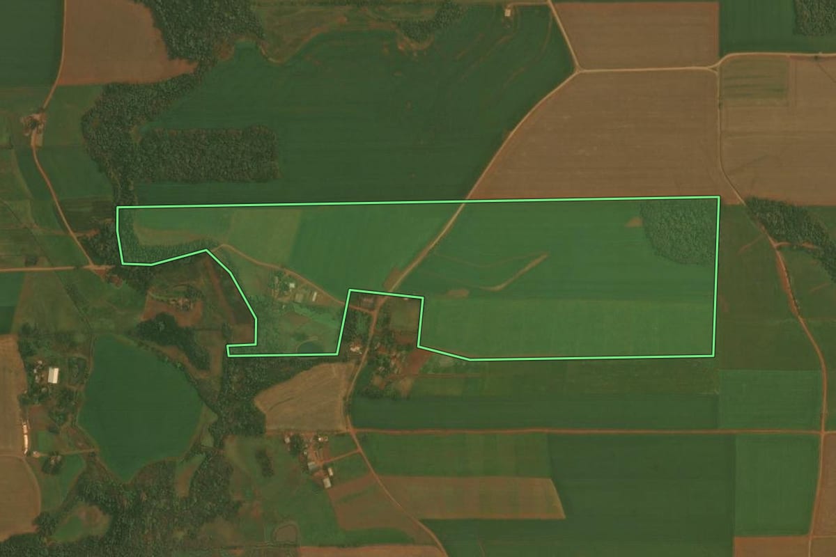 Imagem de satélite do imóvel rural em Quinze de Novembro (RS), com o contorno declarado no CAR desenhado por cima.
