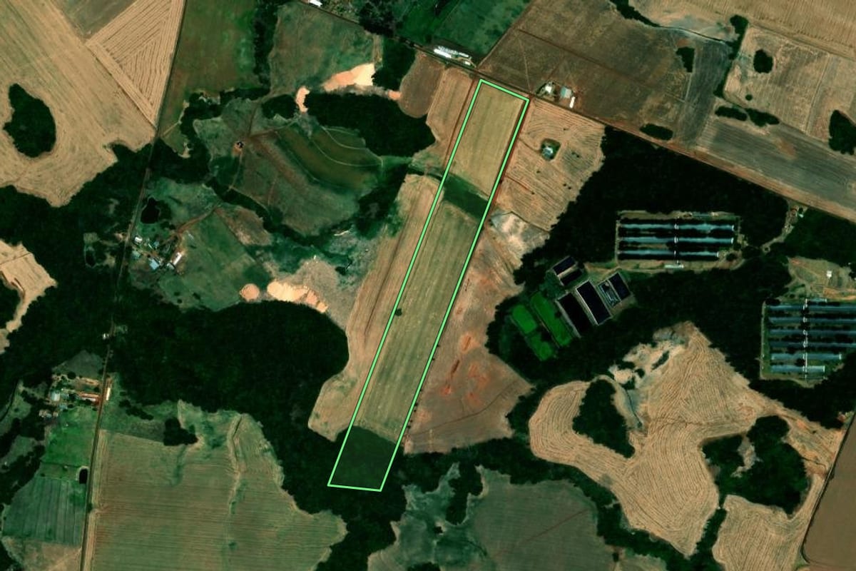 Imagem de satélite do imóvel rural em Quinze de Novembro (RS), com o contorno declarado no CAR desenhado por cima.