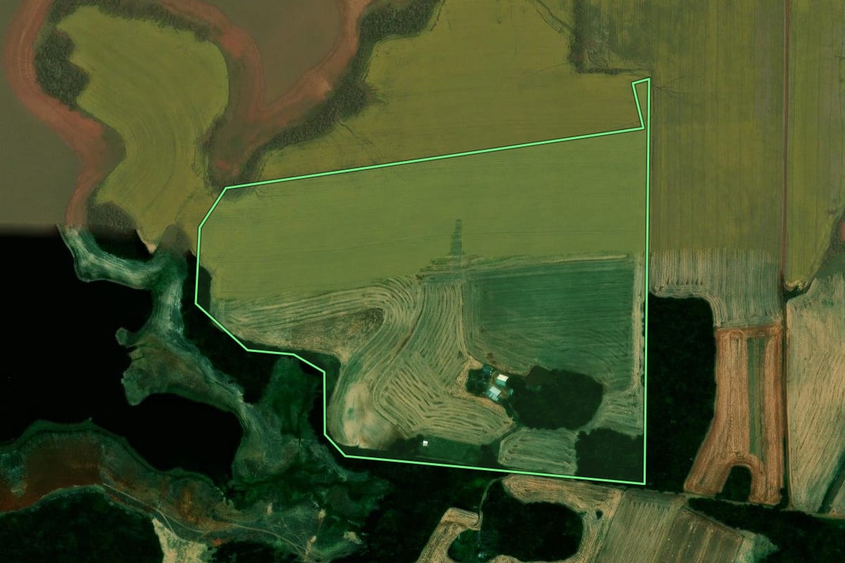 Imagem de satélite do imóvel rural em Quinze de Novembro (RS), com o contorno declarado no CAR desenhado por cima.