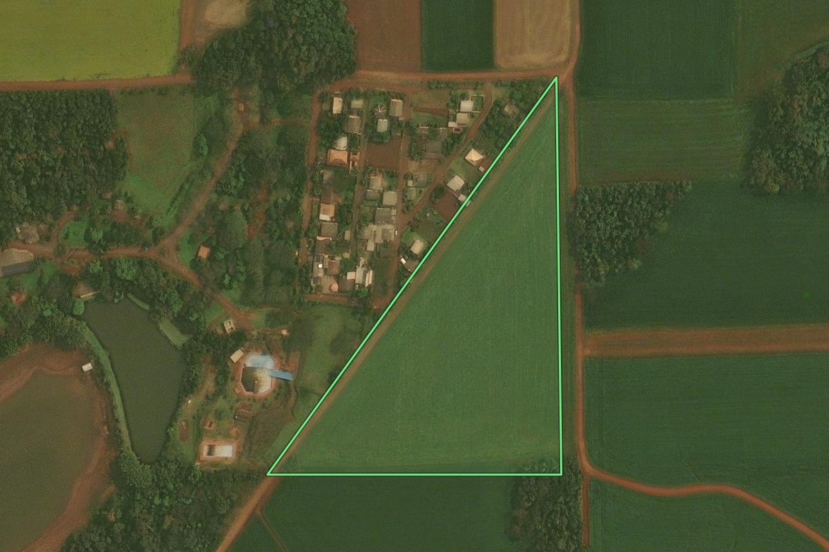 Imagem de satélite do imóvel rural em Quinze de Novembro (RS), com o contorno declarado no CAR desenhado por cima.