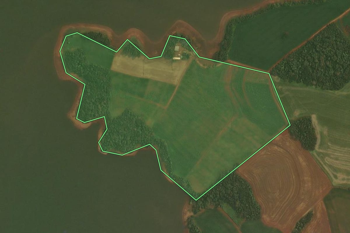 Imagem de satélite do imóvel rural em Quinze de Novembro (RS), com o contorno declarado no CAR desenhado por cima.