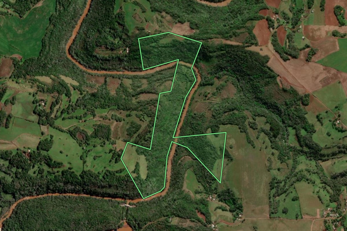 Imagem de satélite do imóvel rural em Redentora (RS), com o contorno declarado no CAR desenhado por cima.