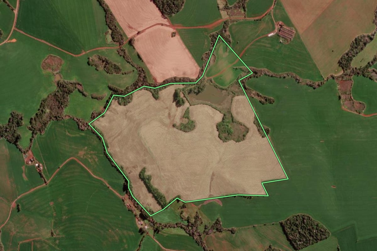 Imagem de satélite do imóvel rural em Redentora (RS), com o contorno declarado no CAR desenhado por cima.
