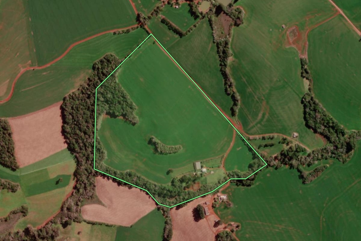 Imagem de satélite do imóvel rural em Redentora (RS), com o contorno declarado no CAR desenhado por cima.