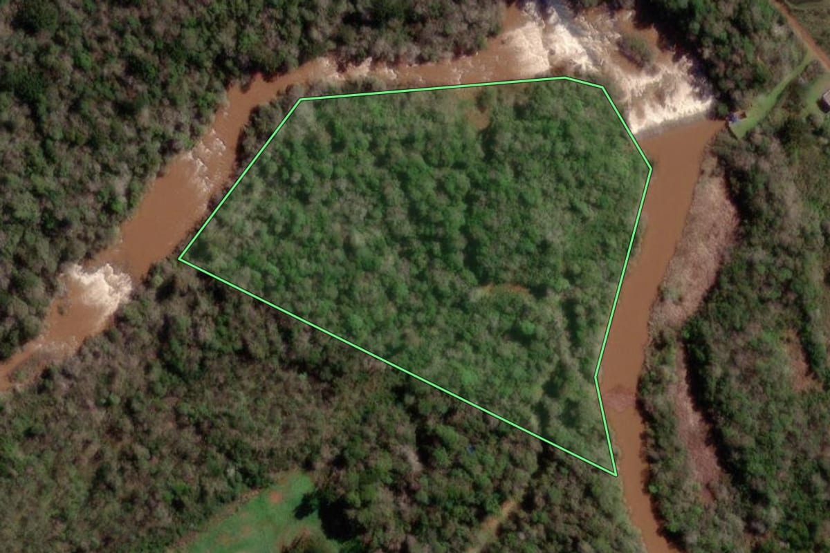 Imagem de satélite do imóvel rural em Redentora (RS), com o contorno declarado no CAR desenhado por cima.