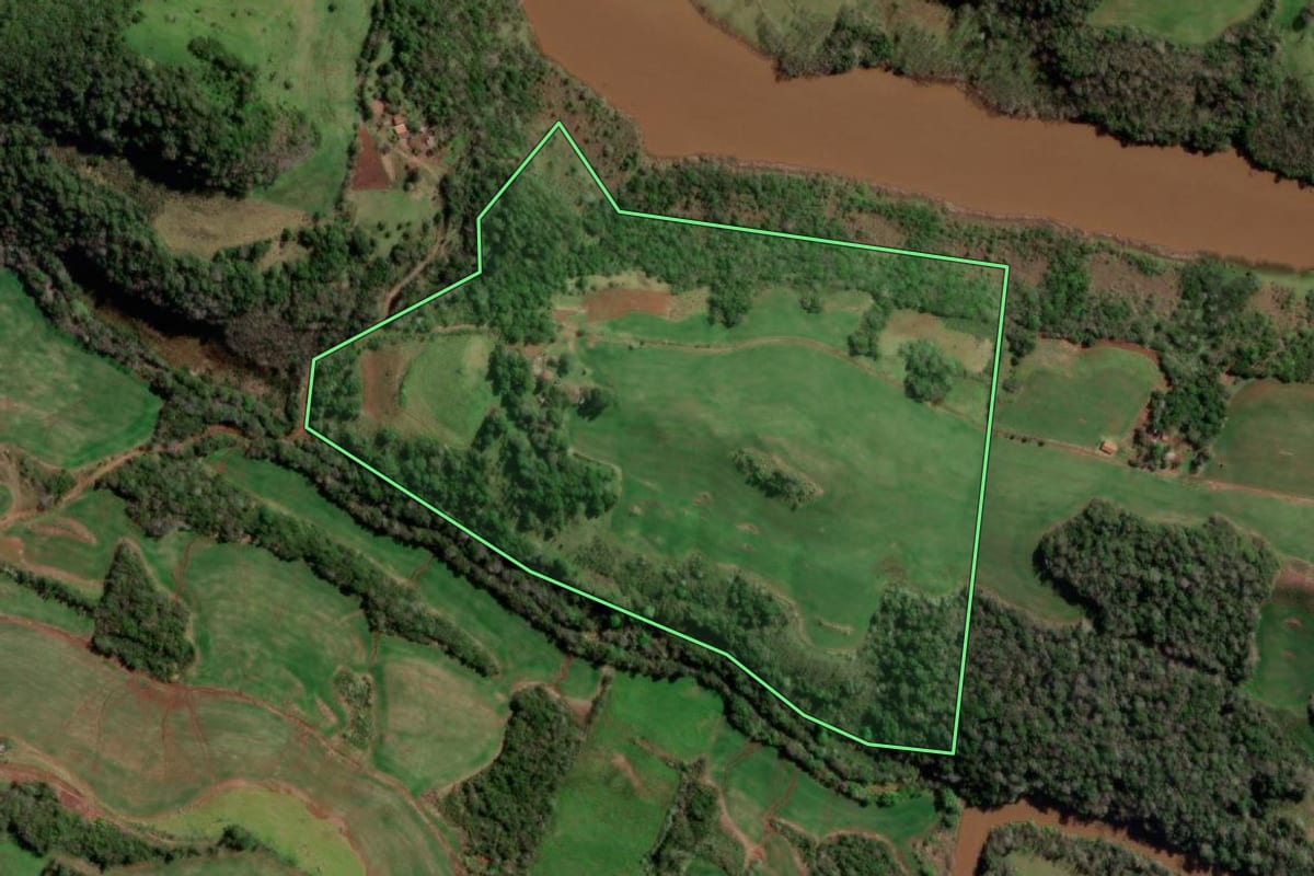 Imagem de satélite do imóvel rural em Redentora (RS), com o contorno declarado no CAR desenhado por cima.
