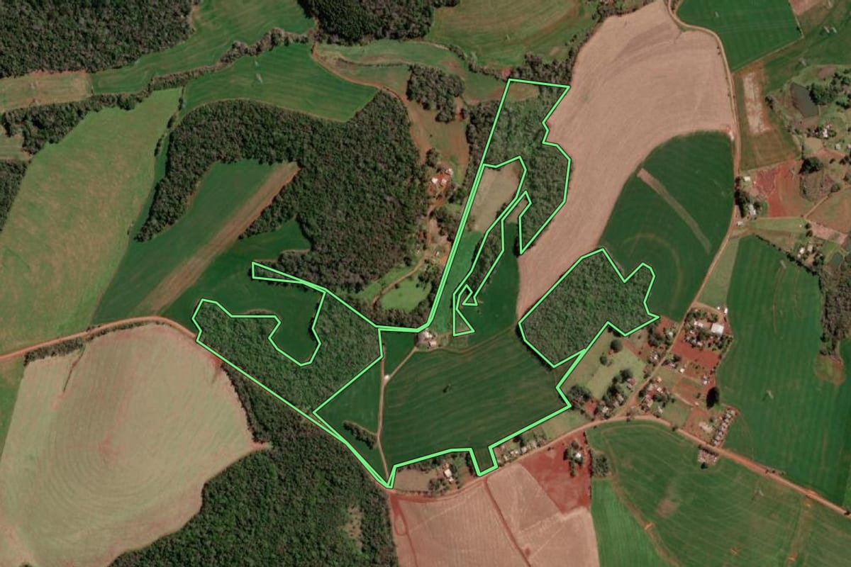 Imagem de satélite do imóvel rural em Redentora (RS), com o contorno declarado no CAR desenhado por cima.