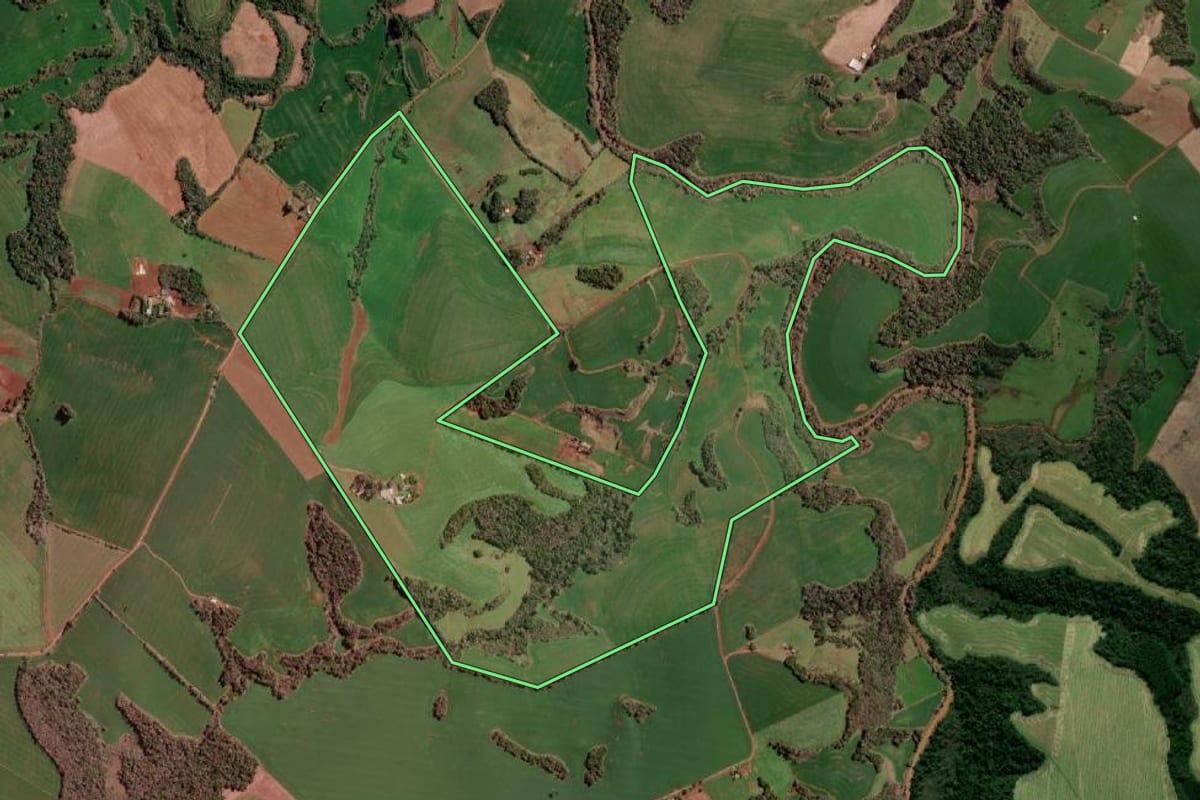Imagem de satélite do imóvel rural em Redentora (RS), com o contorno declarado no CAR desenhado por cima.