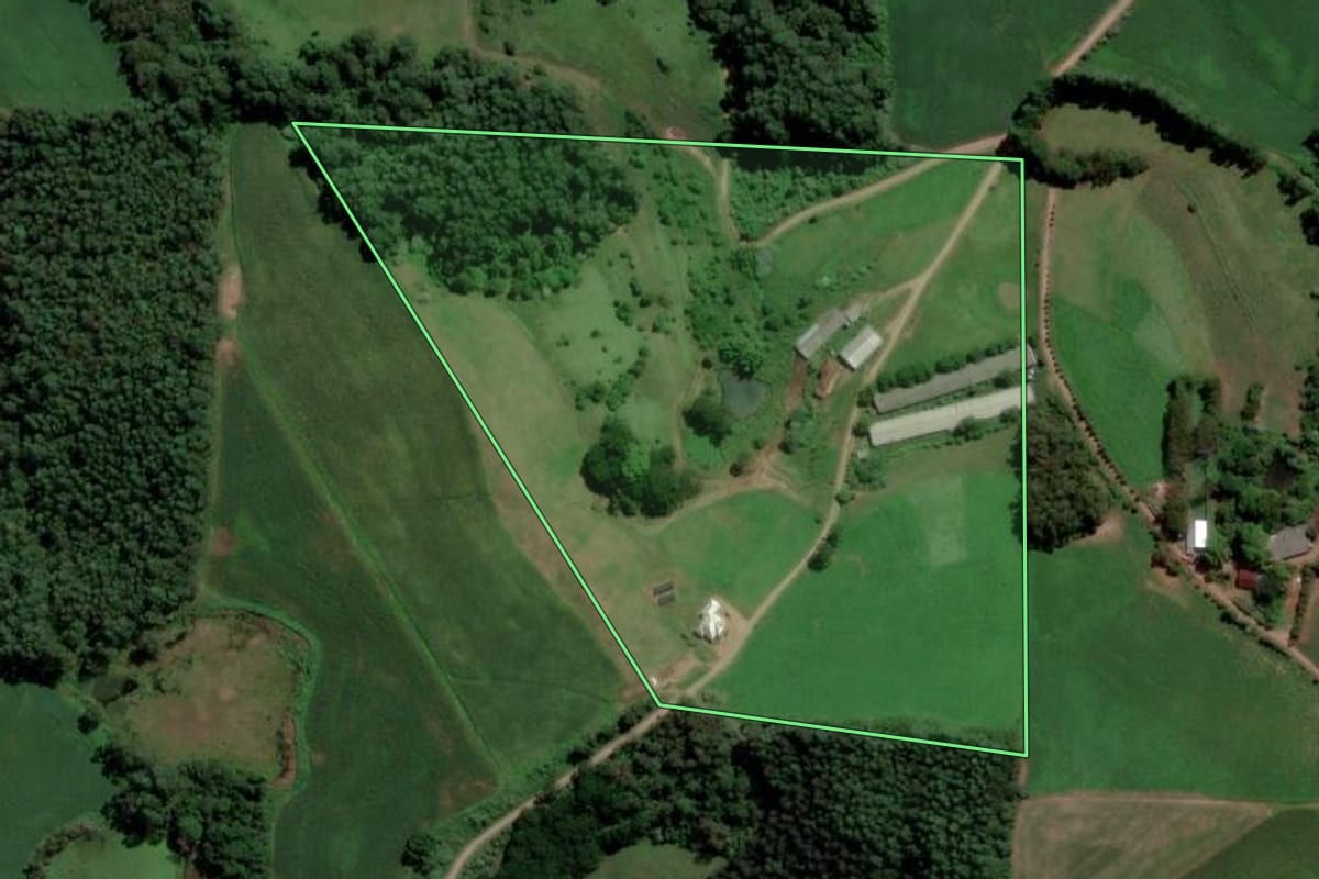 Imagem de satélite do imóvel rural em Relvado (RS), com o contorno declarado no CAR desenhado por cima.