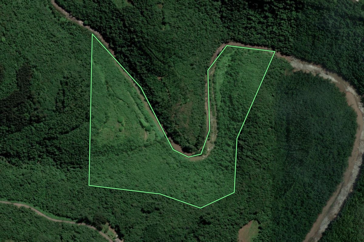 Imagem de satélite do imóvel rural em Relvado (RS), com o contorno declarado no CAR desenhado por cima.