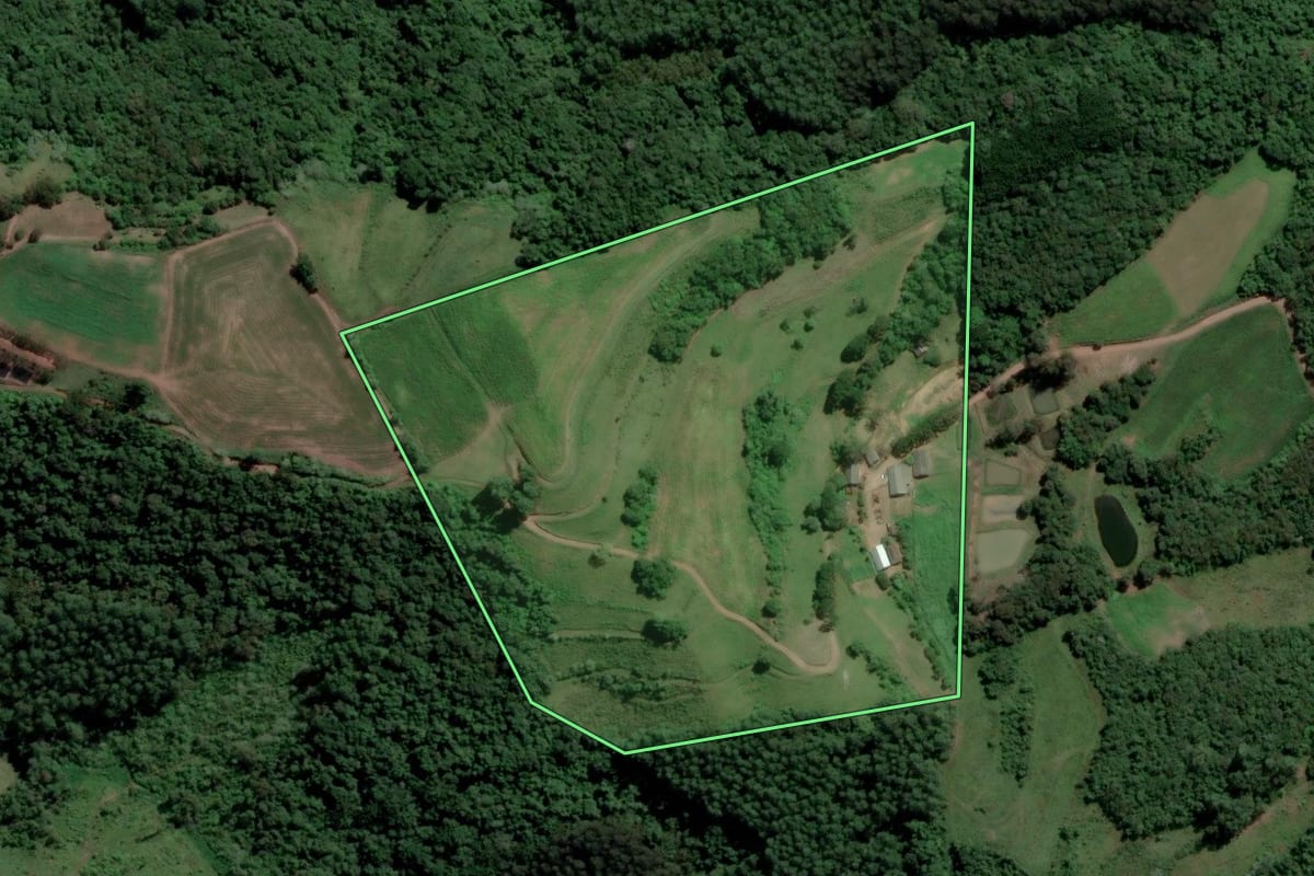 Imagem de satélite do imóvel rural em Relvado (RS), com o contorno declarado no CAR desenhado por cima.