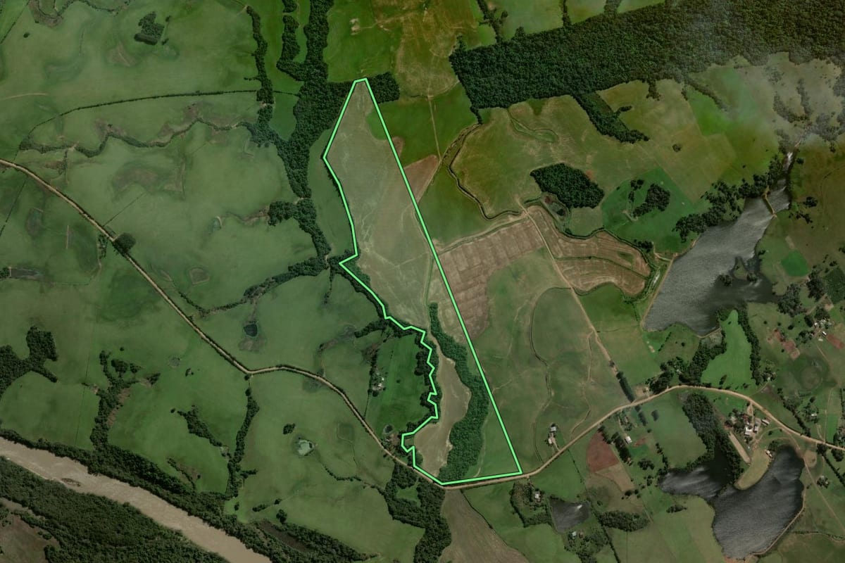 Imagem de satélite do imóvel rural em Restinga Sêca (RS), com o contorno declarado no CAR desenhado por cima.