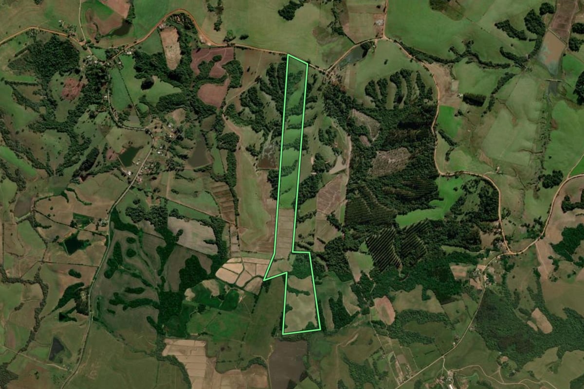 Imagem de satélite do imóvel rural em Restinga Sêca (RS), com o contorno declarado no CAR desenhado por cima.
