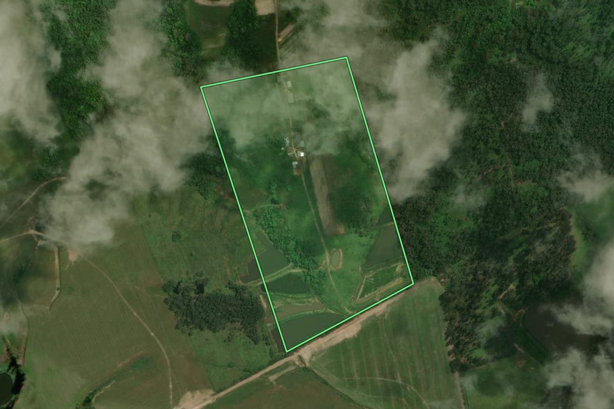 Imagem de satélite do imóvel rural em Restinga Sêca (RS), com o contorno declarado no CAR desenhado por cima.