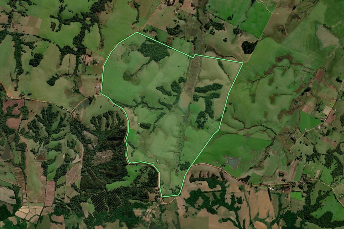 Imagem de satélite do imóvel rural em Restinga Sêca (RS), com o contorno declarado no CAR desenhado por cima.