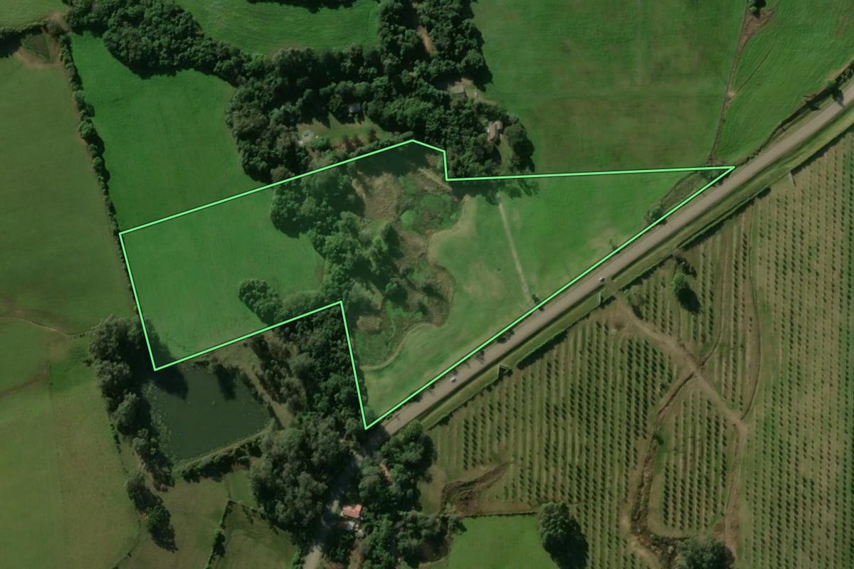 Imagem de satélite do imóvel rural em Restinga Sêca (RS), com o contorno declarado no CAR desenhado por cima.