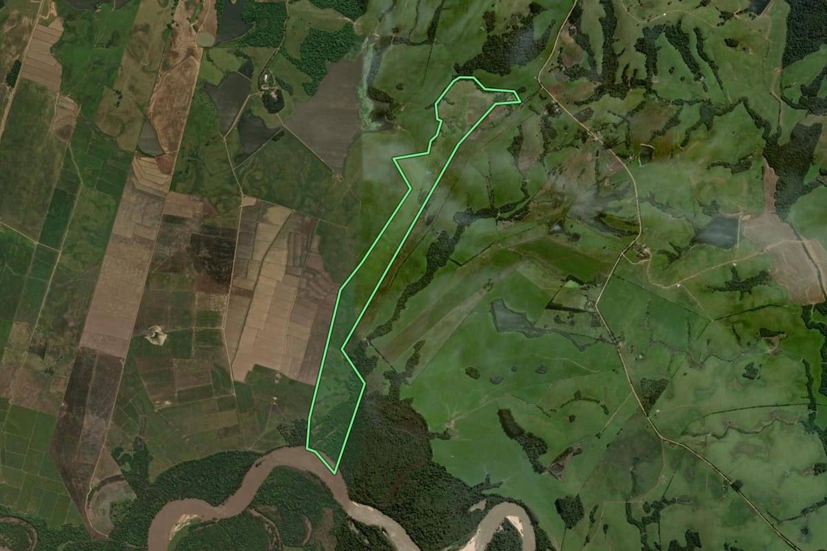 Imagem de satélite do imóvel rural em Restinga Sêca (RS), com o contorno declarado no CAR desenhado por cima.