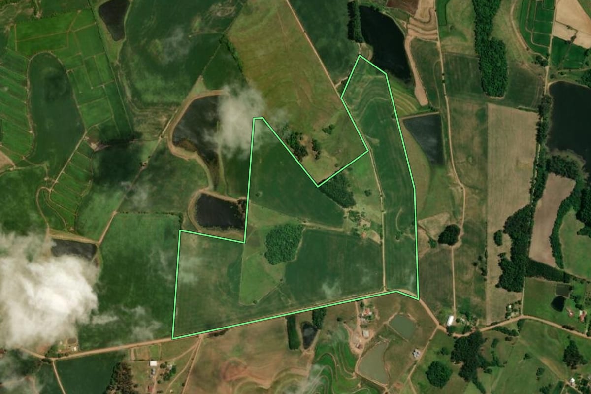 Imagem de satélite do imóvel rural em Restinga Sêca (RS), com o contorno declarado no CAR desenhado por cima.