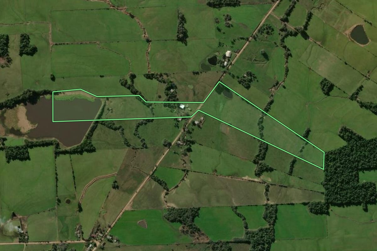 Imagem de satélite do imóvel rural em Restinga Sêca (RS), com o contorno declarado no CAR desenhado por cima.