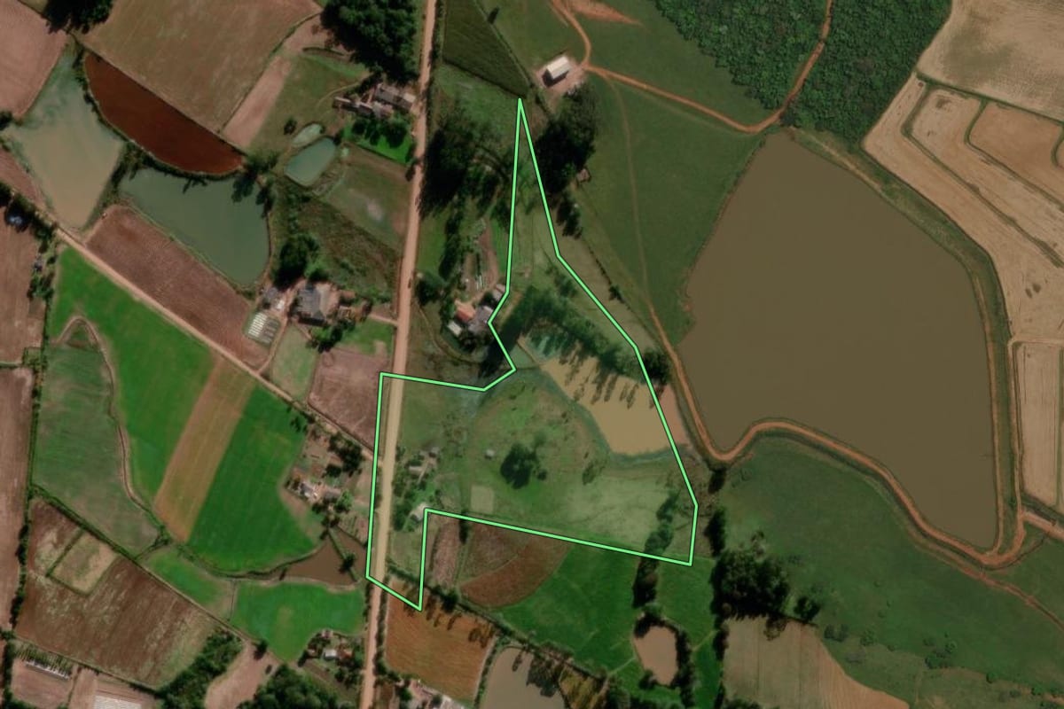 Imagem de satélite do imóvel rural em Restinga Sêca (RS), com o contorno declarado no CAR desenhado por cima.