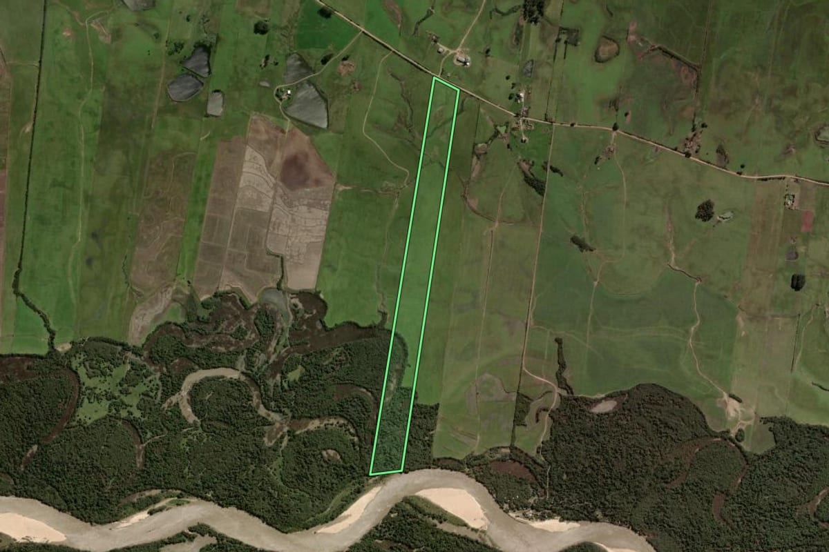 Imagem de satélite do imóvel rural em Restinga Sêca (RS), com o contorno declarado no CAR desenhado por cima.