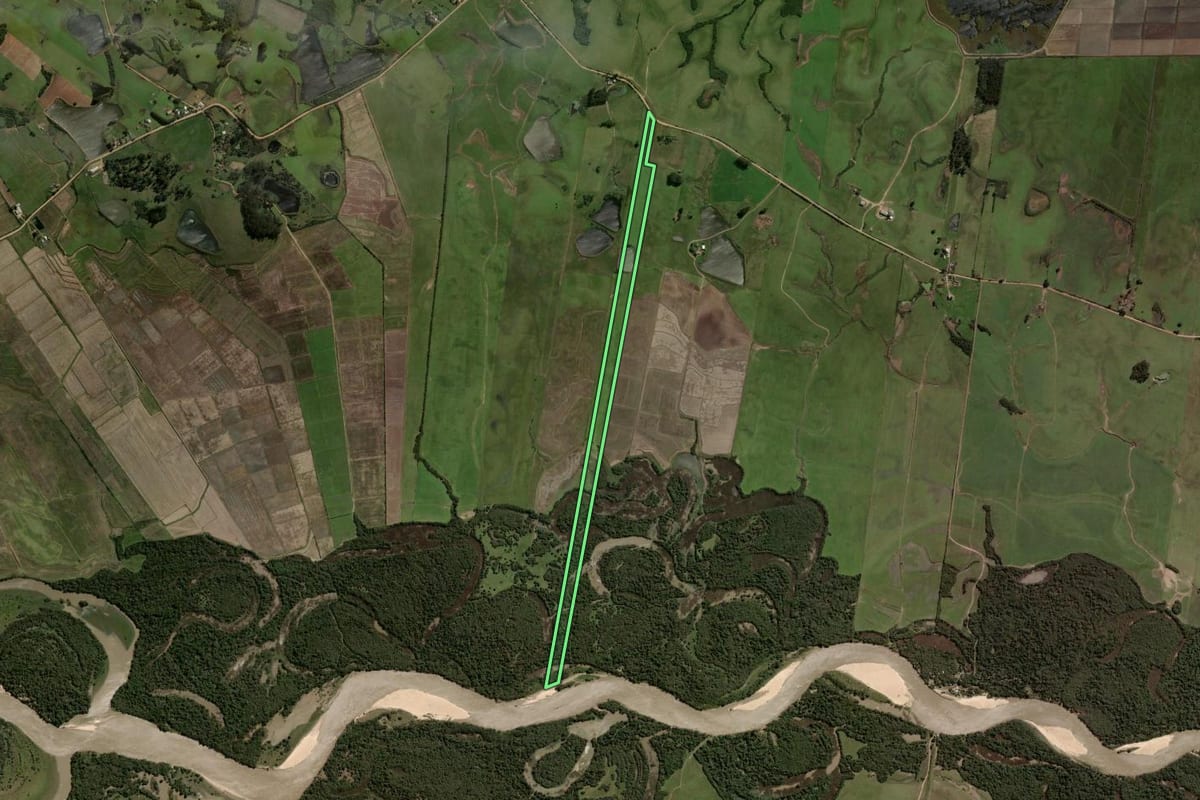 Imagem de satélite do imóvel rural em Restinga Sêca (RS), com o contorno declarado no CAR desenhado por cima.