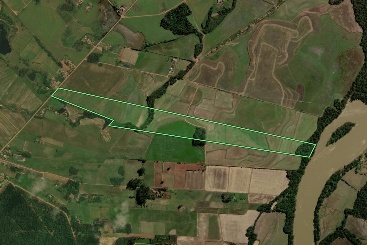 Imagem de satélite do imóvel rural em Restinga Sêca (RS), com o contorno declarado no CAR desenhado por cima.