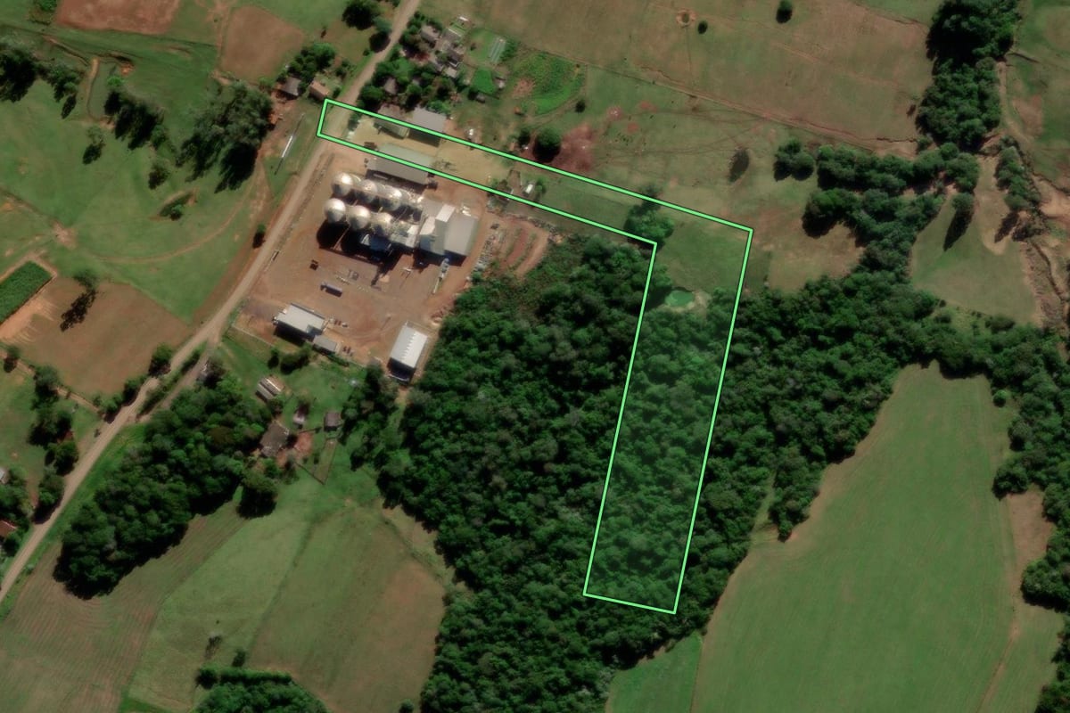 Imagem de satélite do imóvel rural em Restinga Sêca (RS), com o contorno declarado no CAR desenhado por cima.